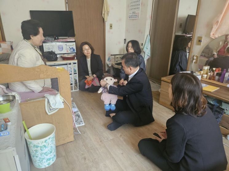 포항시, AI 돌봄 로봇 점검… 어버이날 맞아 독거어르신 세대 방문