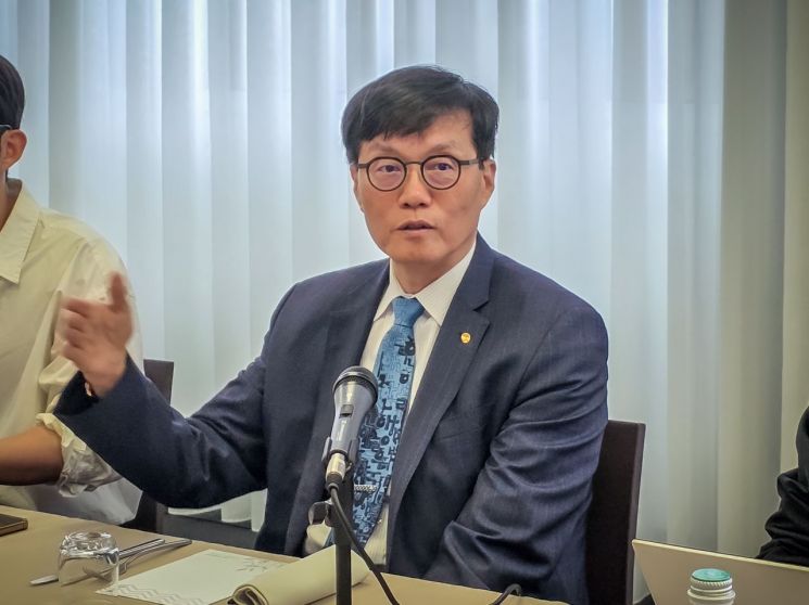 이창용 한국은행 총재가 5일(현지시간) 아시아개발은행(ADB) 연차 총회 참석차 방문한 이탈리아 밀라노에서 국내 기자단과 만나 발언하고 있다. 한국은행