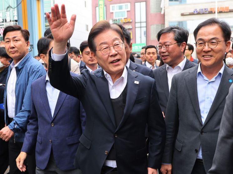 더불어민주당 이재명 대선 후보가 5일 경기도 양평군 양평물맑은시장에서 열린 '골목골목 경청투어'에서 시민들에게 인사하고 있다. 연합뉴스