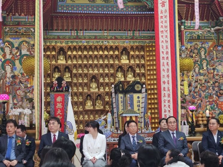 창원특례시 정현섭 진해구청장, '부처님오신날' 관내 사찰 방문