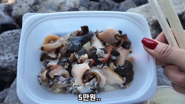 제주에 거주한다는 유튜버 A씨가 용두암에서 구입한 5만원어치 해산물. 유튜브 캡처