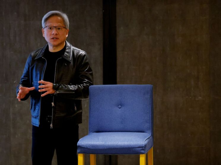 젠슨 황 "中 AI 시장 2~3년 내 70조…진출 제한은 큰 손실"