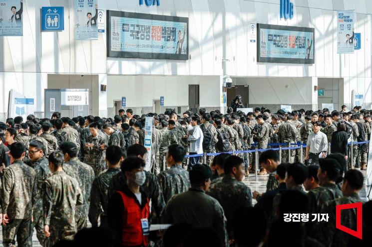 [포토] 취업박람회에 구름처럼 몰린 국군장병들