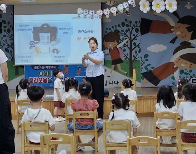 광명시 관계자가 관내 어린이들에게 층간소음을 예방하기 위한 교육을 실시하고 있다. 광명시 제공