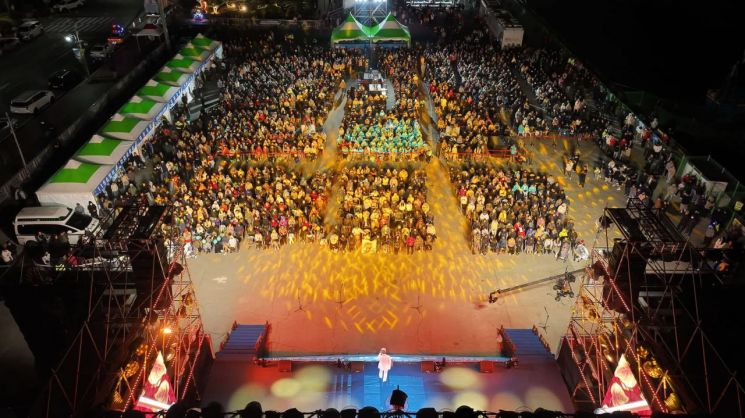 '2025 장보고 수산물축제'가 6만2,000여 명의 방문객을 끌어모으며 성황리에 막을 내렸다. 완도군 제공