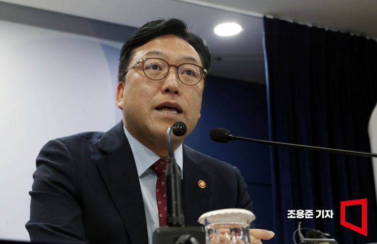 [포토] 취재진 질의에 답하는 김병환 위원장