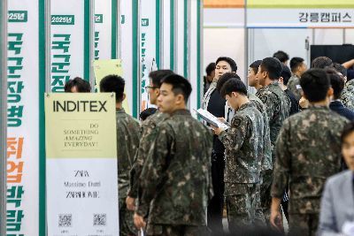7일 경기 고양 킨텍스에서 열린 '2025년 국군장병 취업박람회'에 참가한 국군장병들이 취업 관련 설명을 듣고 있다. 2025.5.7. 강진형 기자