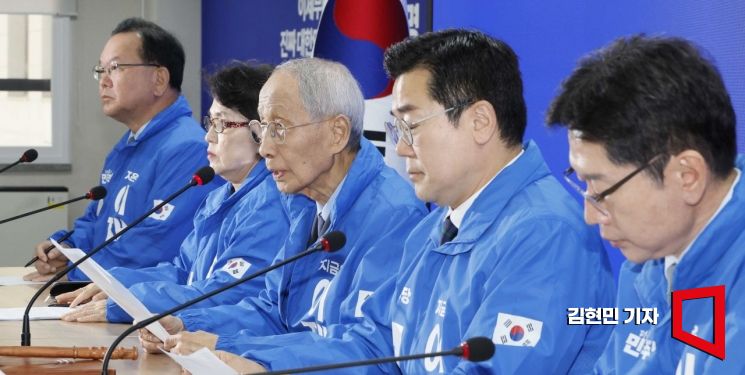 [포토] 윤여준 “대법, 대선 개입 없을 것이란 의사표시 직접 밝혀야”