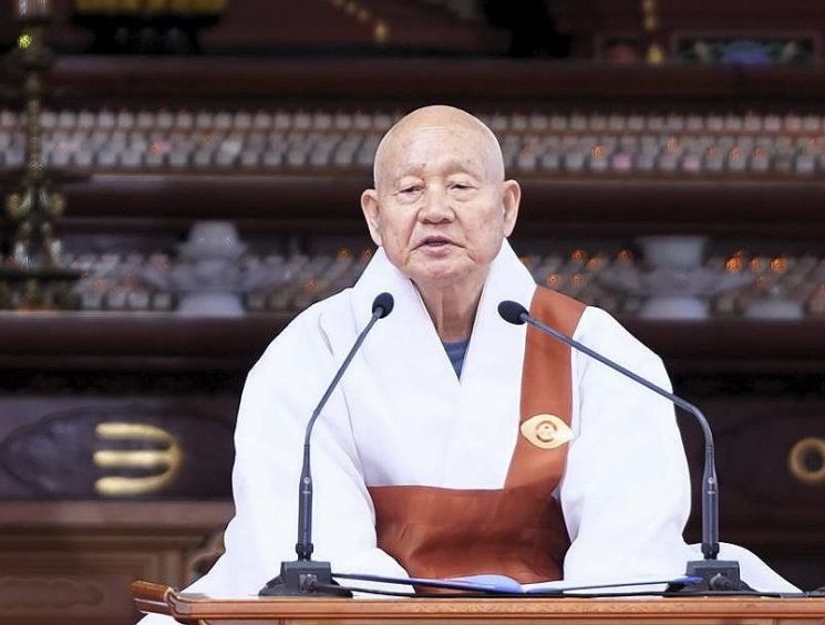 "헝클어진 실 풀려 하지 말고 한칼에 끊어야"...조계종 종정, 하안거 법어 발표