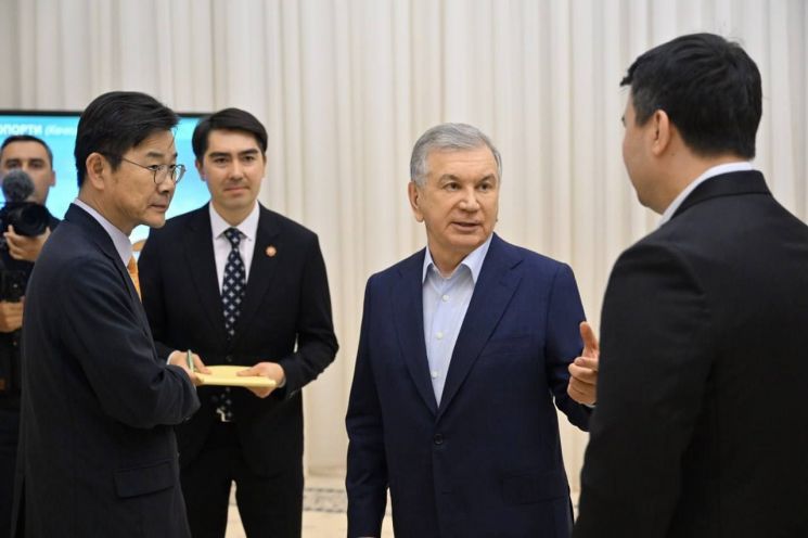 김복환 한국해외인프라도시개발지원공사 사장은 지난 1일 우즈베키스탄 우르겐치에서 샤브카트 미로모노비치 미르지요예프 우즈벡 대통령을 예방해 현지 투자개발사업 확대방안을 협의했다. 우즈벡 대통령실 제공