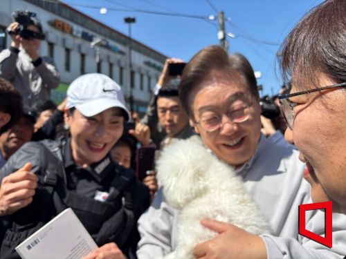 이재명 더불어민주당 대선 후보가 7일 오전 전북 진안에서 한 시민의 반려견을 안아주고 있다. 사진 오른쪽은 정은경 전 질병관리청장. 진안=황서율 기자