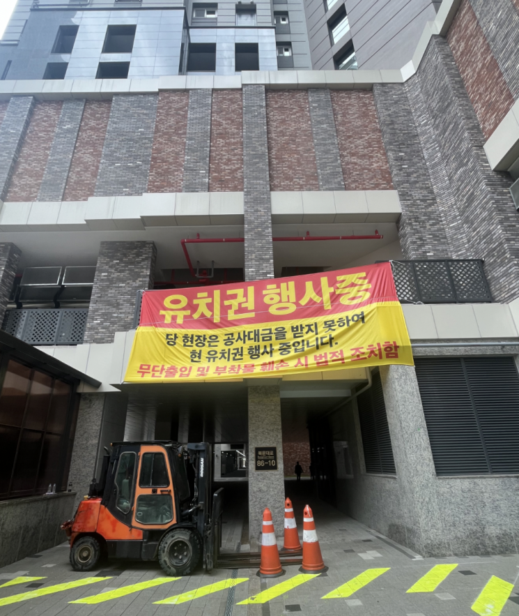 공사대금 분쟁에 아파트 출입 통제…입주민 불편 커져