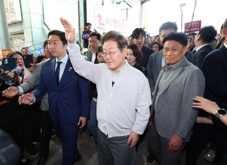 더불어민주당 이재명 대선 후보가 '골목골목 경청투어:국토종주편'에 나선 7일 전북 임실군 임실시장에서 시민 및 지지자들에게 인사를 하고 있다. 연합뉴스