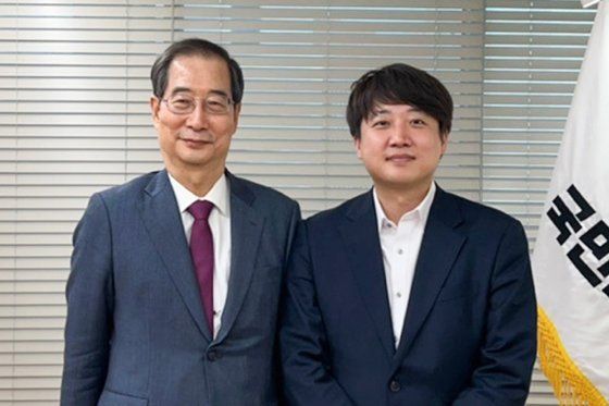 김문수 국민의힘 대선 후보(오른쪽)와 이준석 개혁신당 대선 후보가 지난달 14일 경북 안동시 목성동주교좌성당에서 엄수된 두봉 레나도(프랑스명 르네 뒤퐁) 주교 장례미사에 참석 후 이동하고 있다. 오른쪽 사진은 한덕수 무소속 대선 후보와 이준석 개혁신당 대선 후보가 지난 2022년 4월 국민의힘 당사에서 기념촬영을 하고 있는 모습.