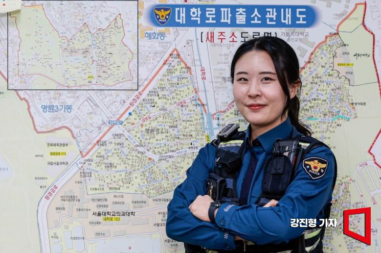 나선영 순경이 7일 서울 종로구 혜화경찰서대학로파출소에서 인터뷰에 앞서 포즈를 취하고 있다. 강진형 기자
