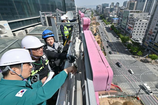 [포토] 광주 서구, 옥상 옥외광고물 일제 점검