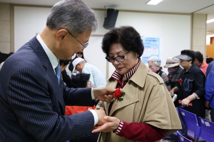 "어버이 은혜 감사합니다"...구로구, 어버이날 기념행사 개최
