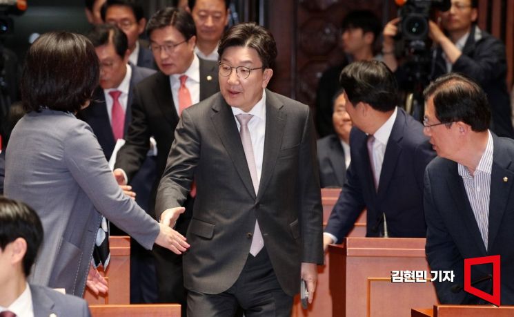 [포토] 의원총회 참석하는 권성동