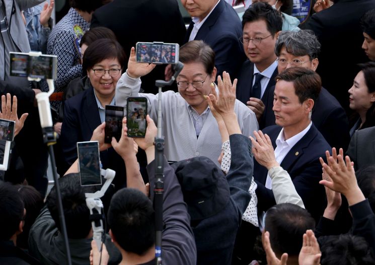 더불어민주당 이재명 대선 후보가 7일 전북 익산시 대한노인회 익산시지회에서 열린 노인회 간담회에 참석하며 지지자 및 시민들에게 인사를 하고 있다. 연합뉴스