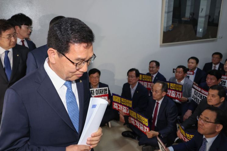 행안위, '허위사실 공표죄' 개정안 상정…국힘 "이재명 면죄법" 반발(종합)