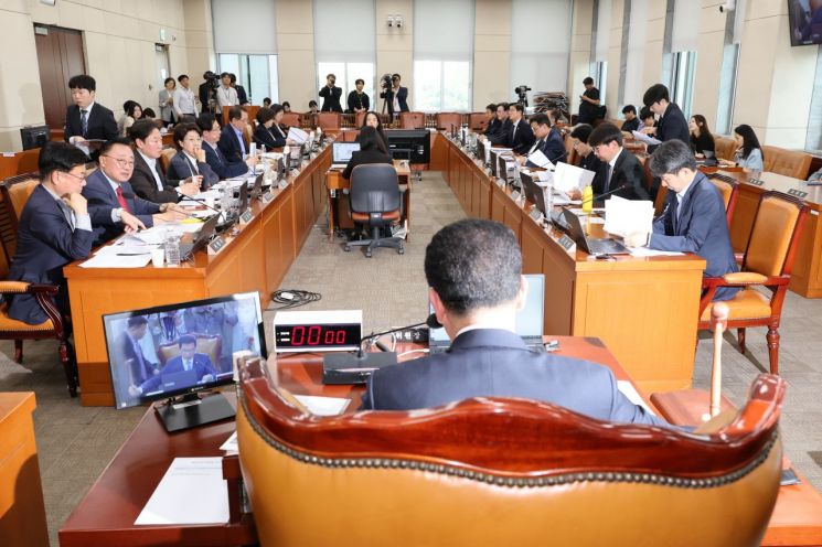 행안위, '허위사실 공표죄' 개정안 상정…국힘 "이재명 면죄법" 반발(종합)