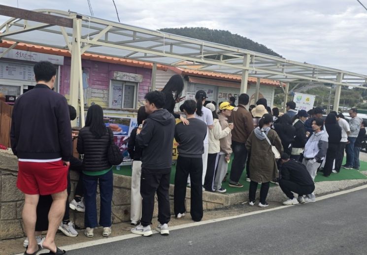 통영 욕지도 섬마을서 줄서는 이유… '고구메'로 만든 도넛 아세요?