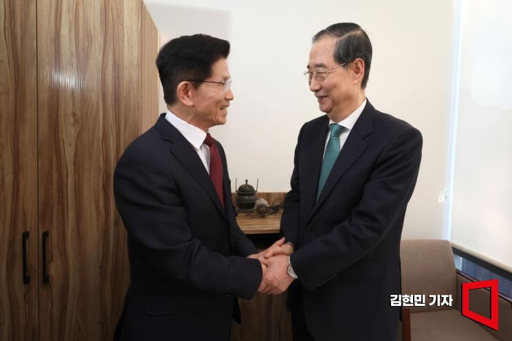 김문수·한덕수, 단일화 회담 시작…손 맞잡고 "고생 많다"