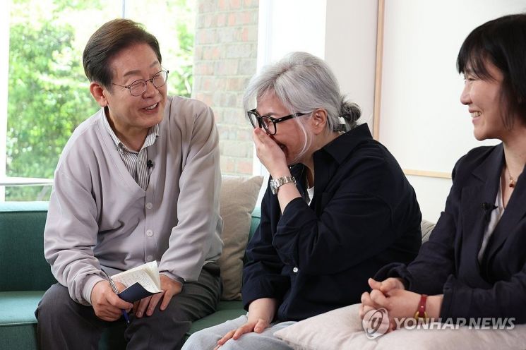 더불어민주당 이재명 대선 후보가 7일 전북 전주시에서 열린 K-콘텐츠 산업 진흥 간담회에서 국내 문화예술 분야 관계자들과 만났다. 왼쪽부터 이 후보, 김은숙 작가, 박해영 작가. 연합뉴스