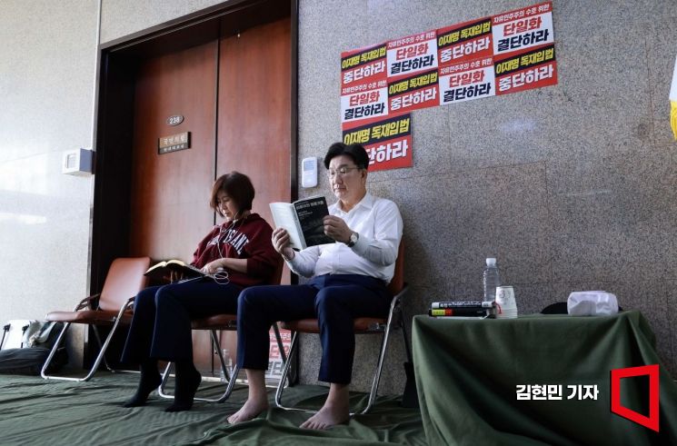 [포토]  단식 농성 시작한 권성동…“단일화 없이 승리는 없다”