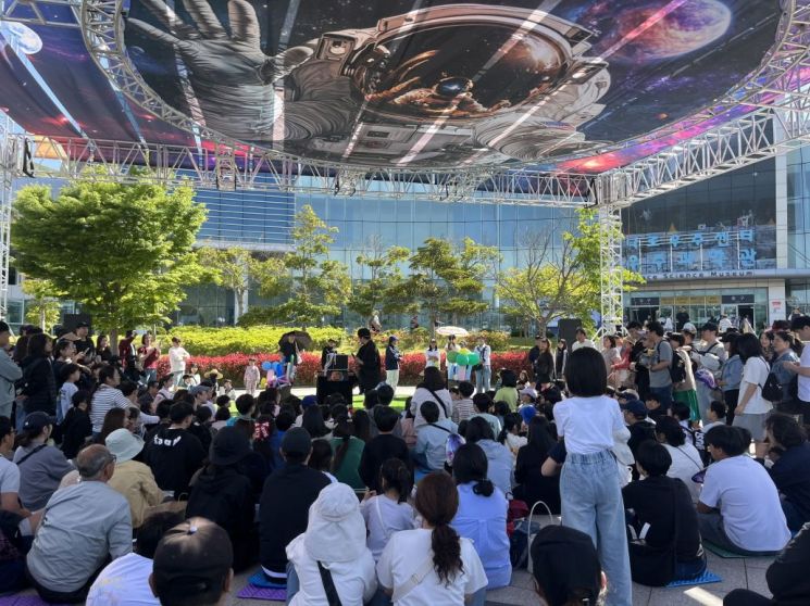 고흥군 나로우주과학관 일원에서 열린 대한민국 유일의 우주과학축제, '제15회 고흥우주항공축제'가 역대 최다인 12만여 명의 관람객을 끌어모으며성황리에 폐막했다. 고흥군 제공