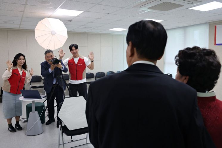 롯데홈쇼핑 관계자들이 7일 서울 영등포구 영중종합사회복지관에서 지역 독거 어르신 50명을 초청해 장수사진 촬영을 진행하고 있다. 롯데홈쇼핑 제공