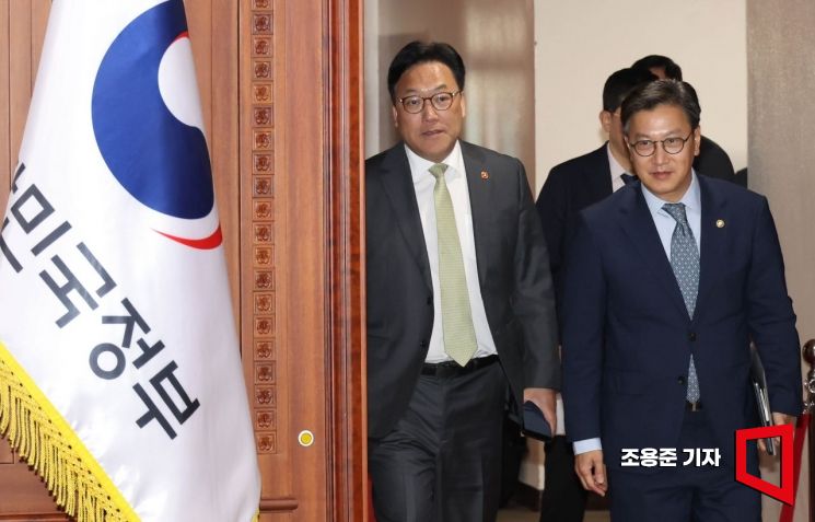 [포토] 회의장 들어서는 김병환 금융위원장과 김범석 대행