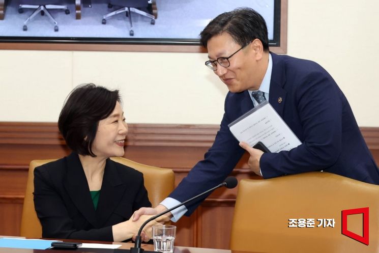 [포토] 인사하는 오영주 장관과 김범석 장관대행