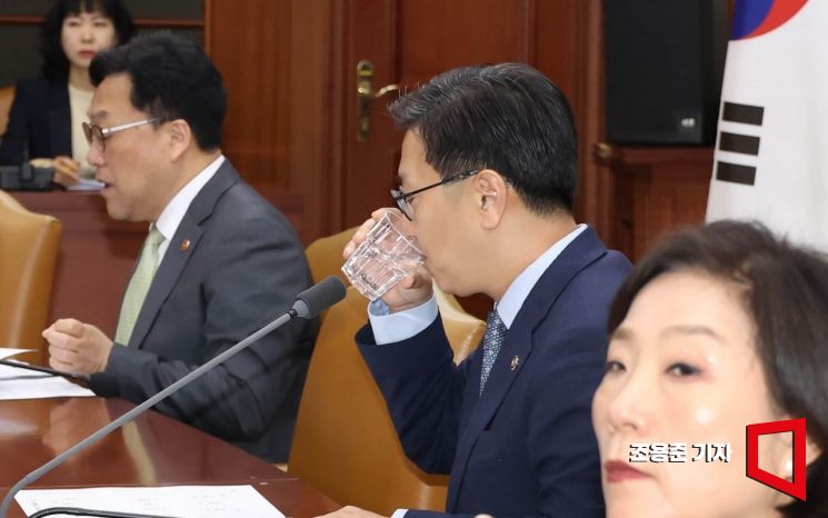 [포토] 물마시는 김범석 기재부 장관 대행
