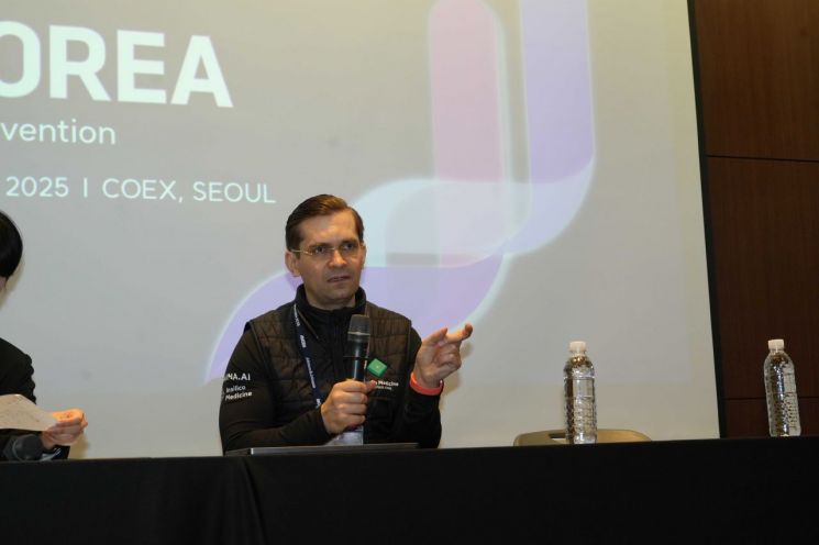 알렉스 자보론코프 인실리코 메디슨 최고경영자(CEO)가 7일 서울 강남구 코엑스에서 열린 '바이오 코리아' 기자간담회에서 발언하고 있다. 한국보건산업진흥원