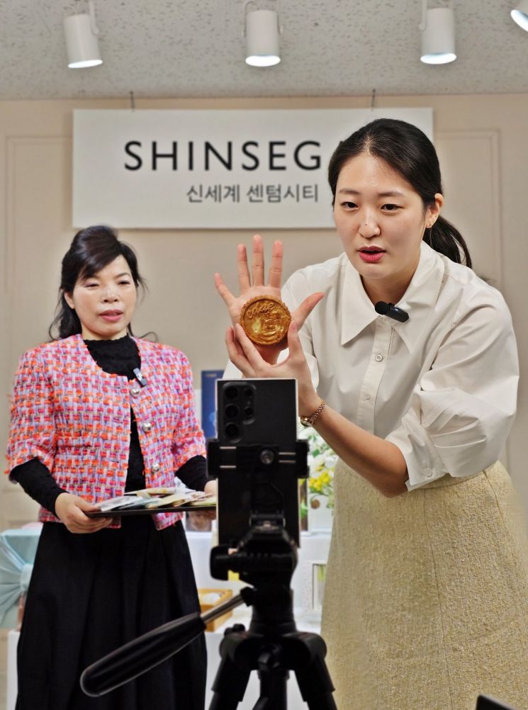 백화점 직원 왜 쇼호스트 나섰나?… 신세계 센텀시티, 라이브방송 지역브랜드 지원
