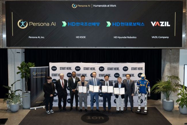 HD한국조선해양, HD현대로보틱스가 미국 휴스턴에서 ‘페르소나 AI’, ‘바질컴퍼니’와 ‘조선 용접용 휴머노이드 개발을 위한 업무협약(MOU)’을 체결했다. 사진 오른쪽 두 번째부터 HD현대로보틱스 솔루션부문장, 이동주 HD한국조선해양 제조혁신랩 부문장, 닉 래드포드 페르소나 AI CEO, 김성원 바질컴퍼니 CTO. HD현대 제공