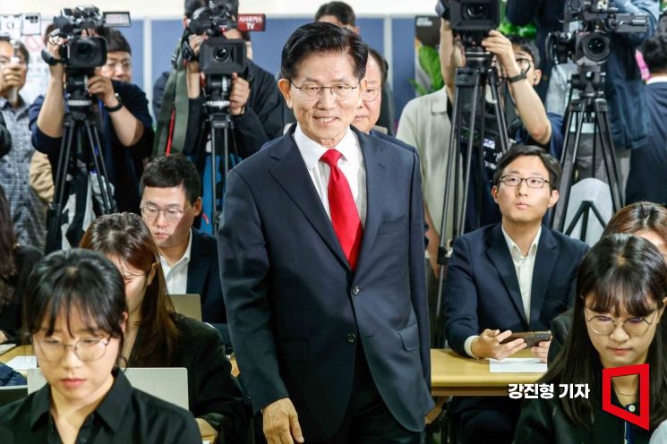 [포토] 긴급 기자회견 나선 김문수 후보