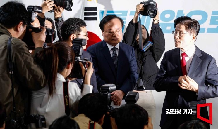 [포토] 선거캠프 나서는 김문수 후보
