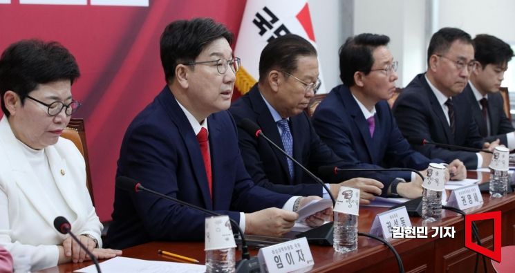 [포토] 권성동 "김문수, 알량한 후보자리 지키려 회견"