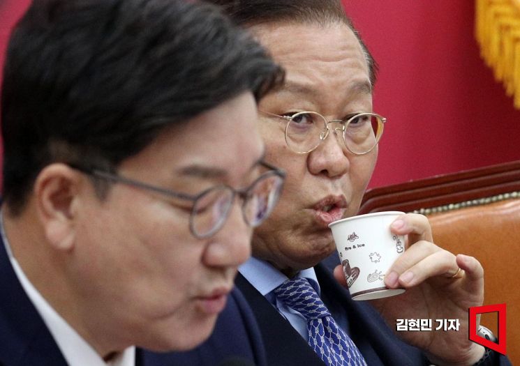 [포토] 물 마시는 권영세
