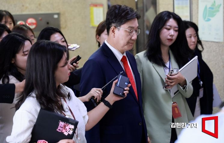 [포토] 굳은 표정으로 비대위 향하는 권성동