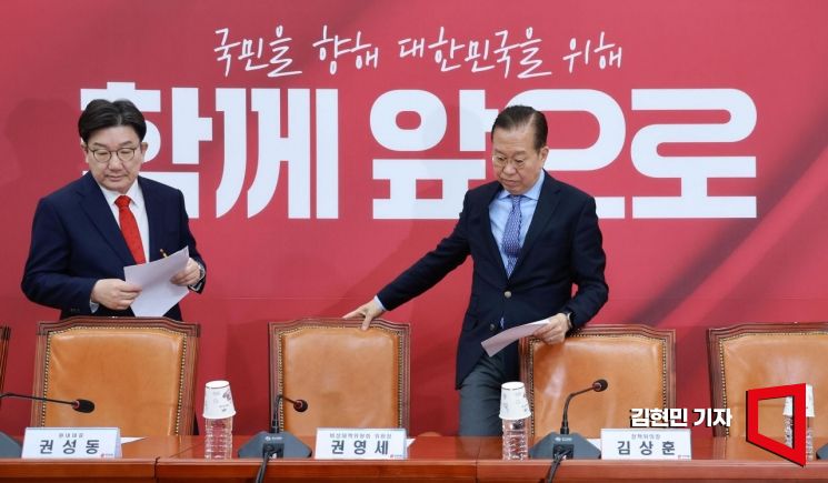 [포토] 비대위 참석하는 권영세-권성동