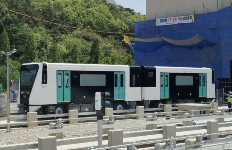 부산교통공사, 양산선 첫 경전철 차량 반입… 2026년 개통 향해 본격 시동