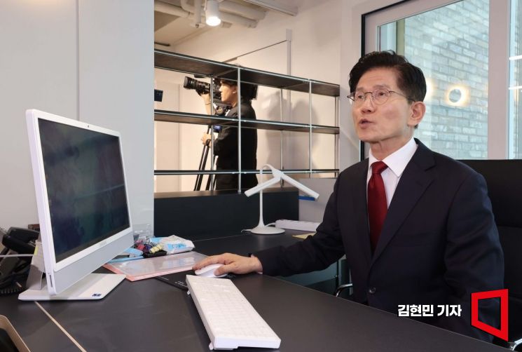 [포토] 당사 대선 후보 사무실서 업무 시작한 김문수