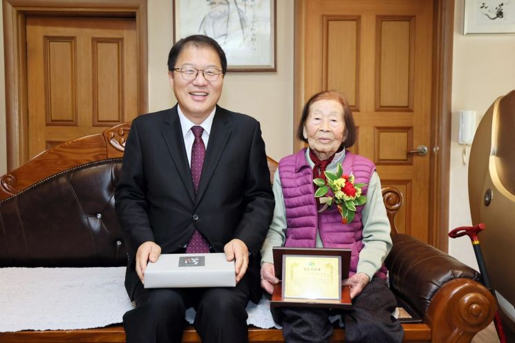 창원특례시, 장수 어르신 직접 방문해 기념패 전달