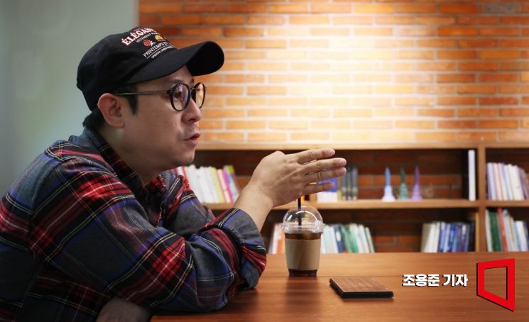 이대웅 연출가가 서울 종로 대학로 예술가의 집에서 김대식 교수, 김혜연 안무가와 인터뷰를 하고 있다. 조용준 기자