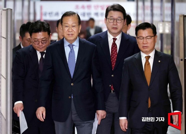권영세 국민의힘 비상대책위원장이 8일 국회에서 열린 단일화 관련 기자간담회에 참석하고 있다. 2025.5.8김현민 기자