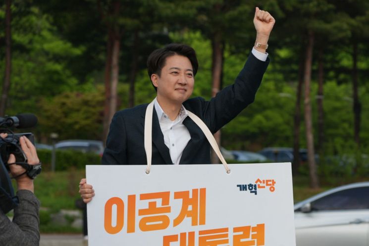 이준석 개혁신당 대선후보가 지난달 24일 북대전IC에서 아침인사를 건내고 있다. 개혁신당