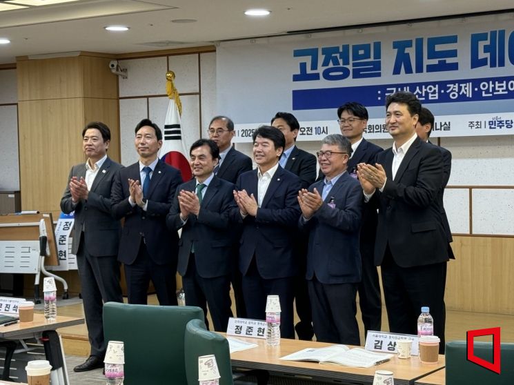 8일 오전 국회 의원회관 제3세미나실에서 열린 '고정밀 지도 데이터 국외 반출 : 국내 산업·경제·안보에 미칠 영향' 토론회에서 참석자들이 기념사진을 촬영하고 있다. 이명환 기자
